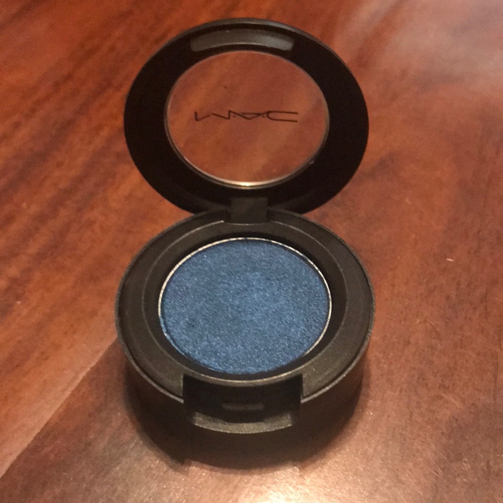 MAC Blue Flame Veluxe Pearl eye shadow